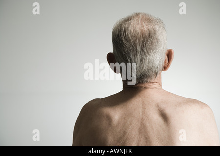 Vista posteriore di un uomo anziano Foto Stock