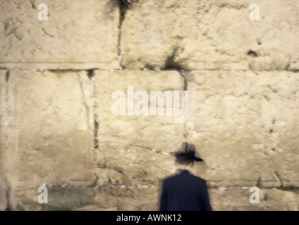 Israele, Gerusalemme, uomo in piedi davanti al Muro del pianto Foto Stock