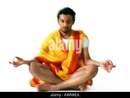 Uomo indù meditando nella posizione del loto, sfocata. Foto Stock