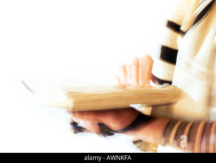 Le mani di uomo ebraico tenendo la Torah Foto Stock