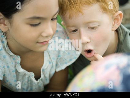 I bambini guardando il mondo insieme Foto Stock