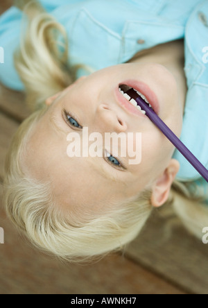 Bambina con una penna in bocca - Chivay, Perù Foto stock - Alamy