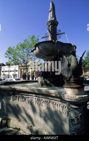 Centro città. Piazza del mercato. Fontana. I getti d'acqua. Statua. Fiori. Corn Exchange. Edifici. The Bear Hotel. Foto Stock