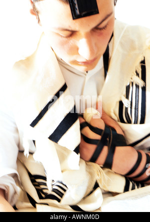 Uomo ebraico indossando Tefillin e Tallith per la preghiera, close-up Foto Stock