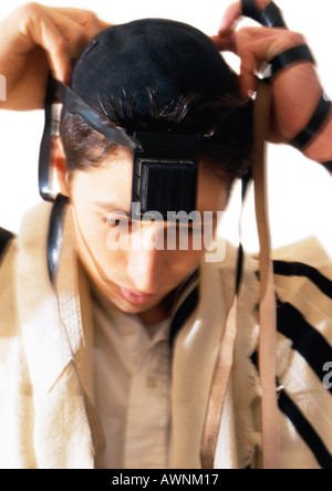 Uomo ebraico mettendo sul Tefillin, close-up Foto Stock