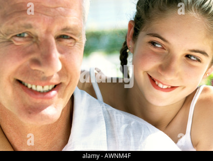 Ragazza guardando uomo maturo, close up Foto Stock