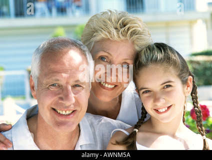 Coppia matura seduta con ragazza, ritratto Foto Stock