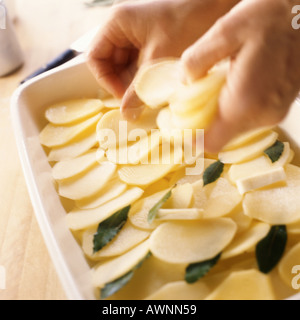 Close-up di mani la preparazione di patate dentellato Foto Stock
