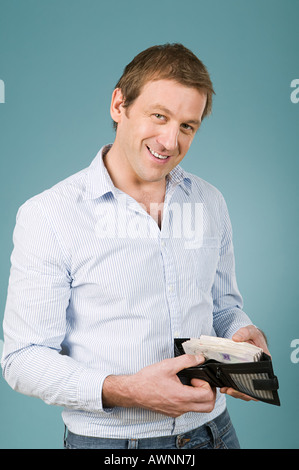 Uomo con un portafoglio completo Foto Stock
