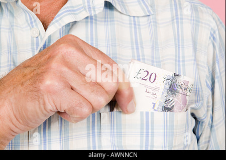 Uomo con le banconote in tasca Foto Stock