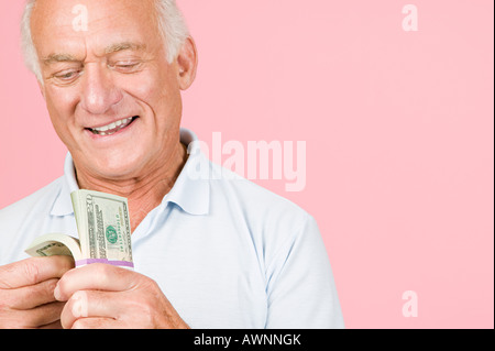 L'uomo con la mazzetta di banconote Foto Stock