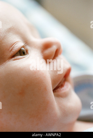 Baby la faccia sorridente, vista laterale, close-up Foto Stock