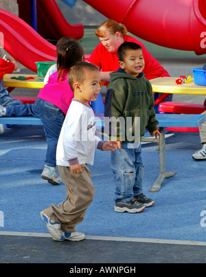 I membri dello staff a Garden Grove, California Club per ragazzi e ragazze lavorare con i bambini nel giorno in unità di cura e i bambini di età superiore a club sett Foto Stock