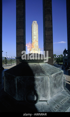 Misiones. Monumento nacional a la bandera. Tomba di Manuel Belgrano. Le colonne. Torre in pietra. Statue. Flag. Foto Stock