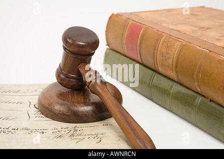 Una proprietà documento libri e un martello Foto Stock