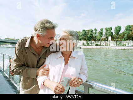 Francia, Parigi, uomo maturo e la donna su una barca sul fiume Senna Foto Stock