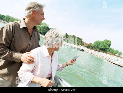 Francia, Parigi, uomo maturo e la donna su una barca sul fiume Senna Foto Stock
