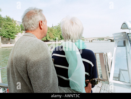 Uomo maturo e la donna su una barca, vista posteriore Foto Stock