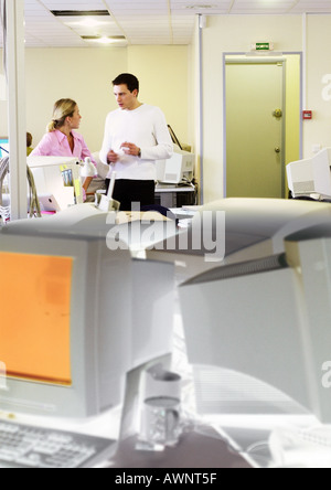 Uomo e donna che parlano in office Foto Stock