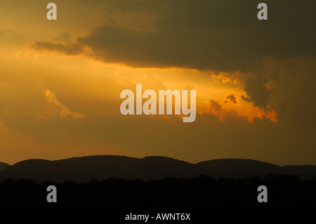 Sud Africa Mkhuzi Mkuze Mkhuze Game Reserve KwaZulu-Natal - temporale nuvole al tramonto Foto Stock