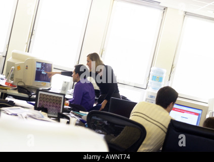 Le persone che lavorano su computer in ufficio Foto Stock