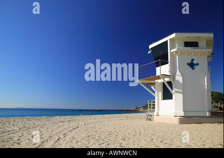 Laguna beach Torre bagnino Southern California Los Angeles spiaggia deserta in una giornata di sole con cielo azzurro e sabbia Foto Stock