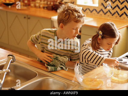 Bambini in cucina Foto Stock