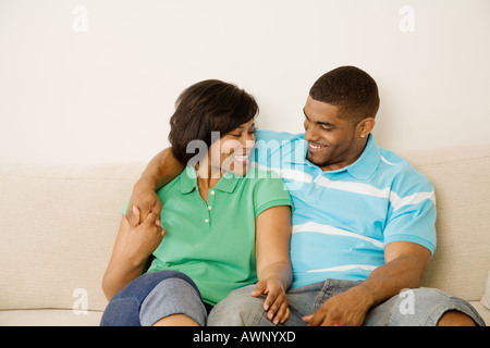 Giovane seduti insieme Foto Stock
