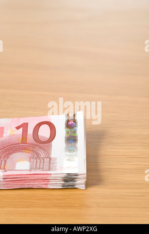 Pila di 10 Euro fatture su un tavolo Foto Stock