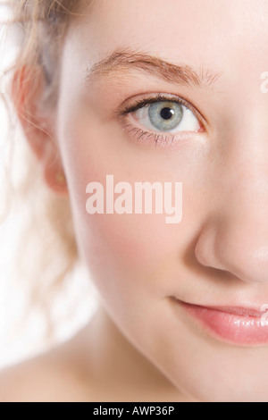 Dettaglio shot del lato sinistro di un volto di donna, sorridente Foto Stock