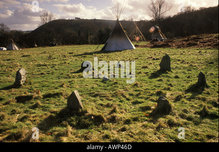 Hippy Community 1980s Regno Unito. Tepee tipi Valley una comunità gallese hippie Llandeilo un cerchio di pietre di recente costruzione. Galles 1985 HOMER SYKES Foto Stock