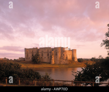 Carew Castle Pembroke Pembrokeshire parco nazionale della costa del Pembrokeshire nel Galles al crepuscolo Foto Stock