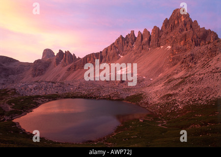 Laghi Alpini, mts. Paternkofel e Einserkogel, Dolomiti di Sesto, Bolzano, Italia, Europa Foto Stock