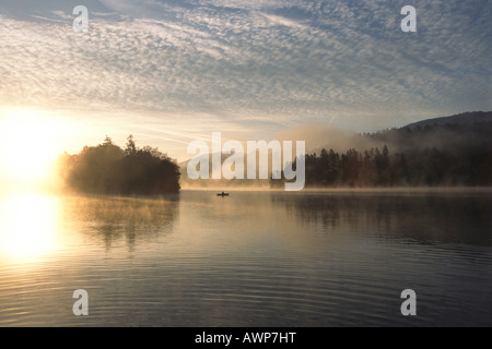 Pescatore sul Reintalersee (Reintal Lago) all'alba, Nord Tirolo, Austria, Europa Foto Stock