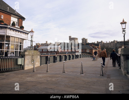 Il Tamigi ponte con acciaio inossidabile Millennium paracarri. Eton Berkshire England Regno Unito Gran Bretagna Foto Stock