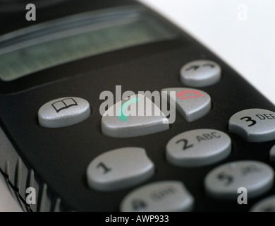 Chiavi di un nero telefono cordless in close up focalizzata sul green dial-up button Foto Stock