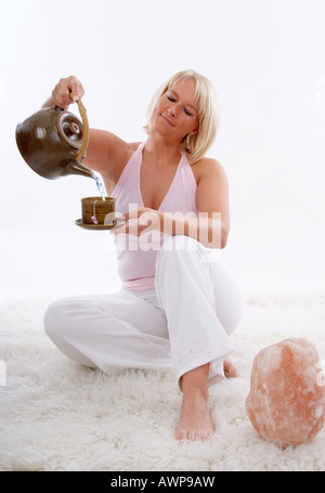 donna con tè Foto Stock