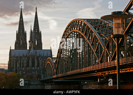 Vista sulla Cattedrale di Colonia e il ponte di Hohenzollern, Colonia, nella Renania settentrionale-Vestfalia, Germania, Europa Foto Stock