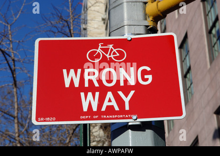 Modo sbagliato segno sulla nuova bikeway sulla Nona Avenue nel quartiere di NYC di Chelsea Foto Stock