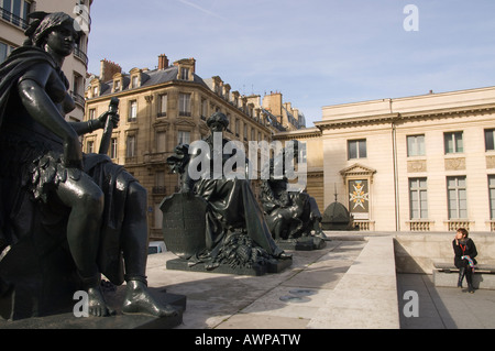 Francia Paris 7 Musee d Orsay esplanade al di fuori del cancello di ingresso giovane donna di fumare accanto al gruppo di statue Foto Stock