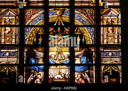 La finestra della chiesa (vetro macchiato), Cattedrale di Bruxelles in Belgio, Europa Foto Stock