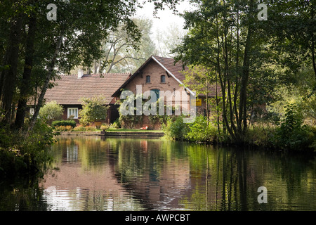 Gateway sulla Sprea nel villaggio di Lehde, con una foresta di Sprea house dietro, Brandeburgo, Germania, Europa Foto Stock