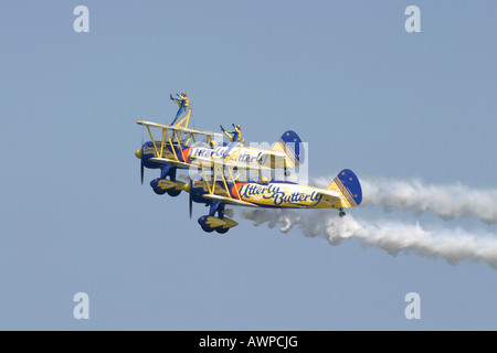 Una coppia di Boeing PT17 Stearman biplani visualizzazione in formazione con ala scuotipaglia Foto Stock