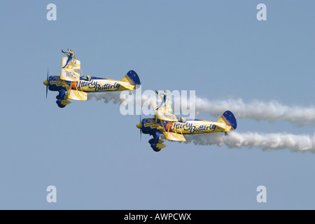 Una coppia di Boeing PT17 Stearman biplani visualizzazione in formazione con ala scuotipaglia Foto Stock