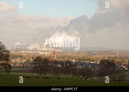 Vista di Weisweiler centrali a carbone vegetale e la città di Eschweiler da Mt. Donnerberg nei pressi di Aquisgrana, Nord Reno-Westfalia, Germania Foto Stock
