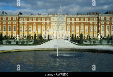 Vista del lato sud di Hampton Court Palace dal giardino privato nella neve Foto Stock