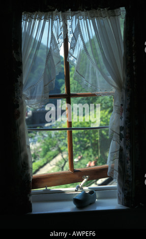 Vista attraverso il vetro in Lynmouth Devon England Foto Stock