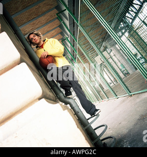 Uomo con la pallacanestro Foto Stock