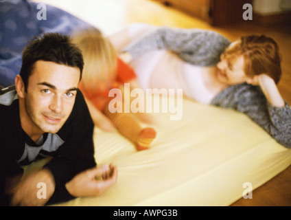 Coppia ed il bambino giacente sul letto Foto Stock