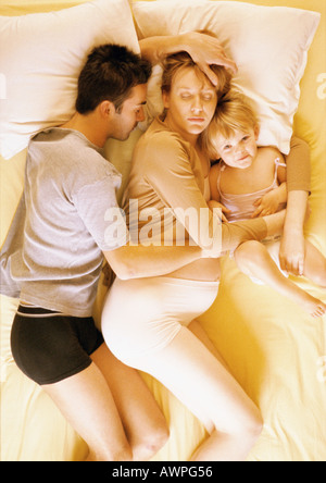 L uomo e la donna incinta e il Bambino giacente in letto, vista in elevazione Foto Stock